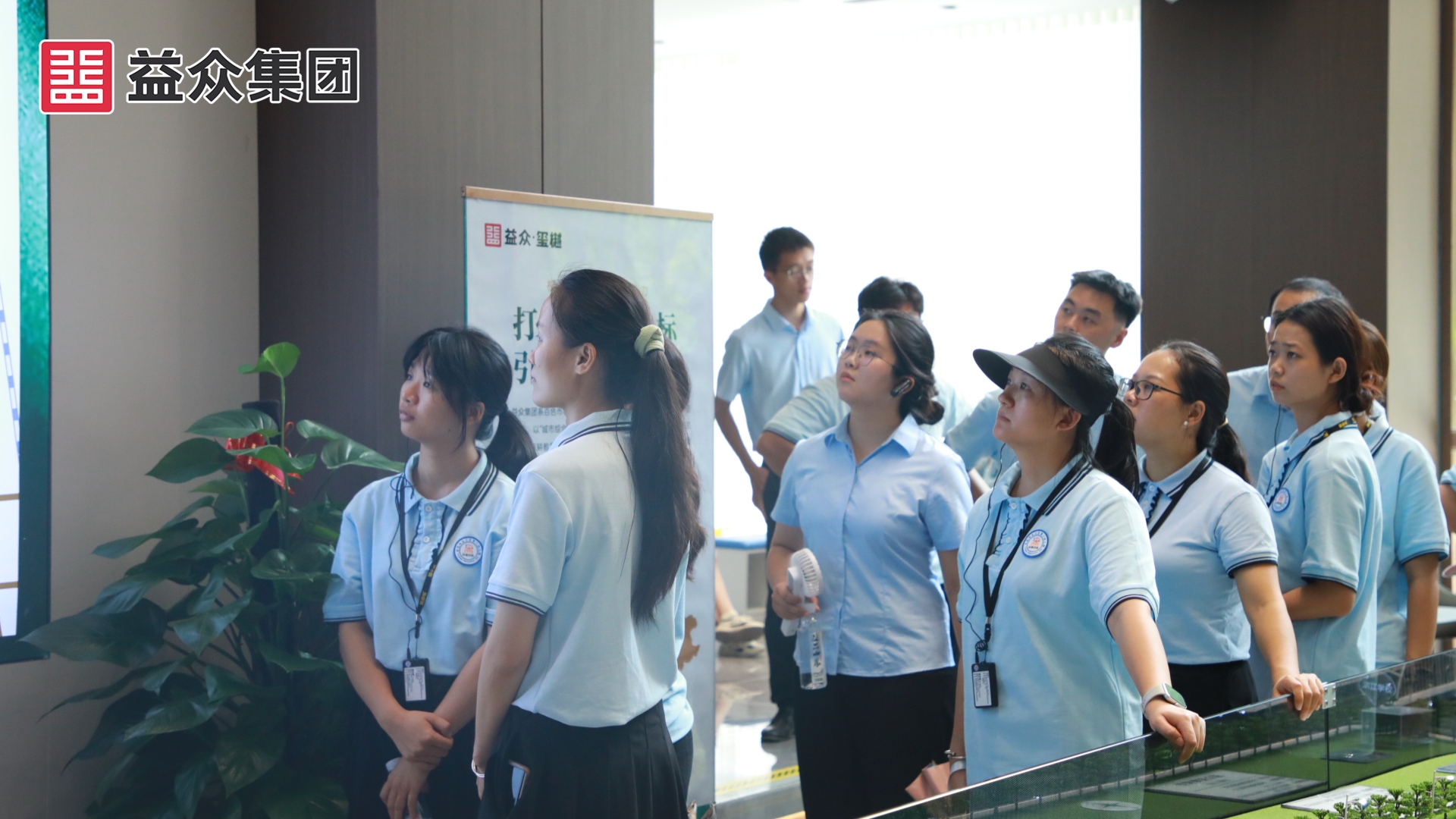 參觀(guān)益眾·璽樾營(yíng)銷(xiāo)中心 (1)
