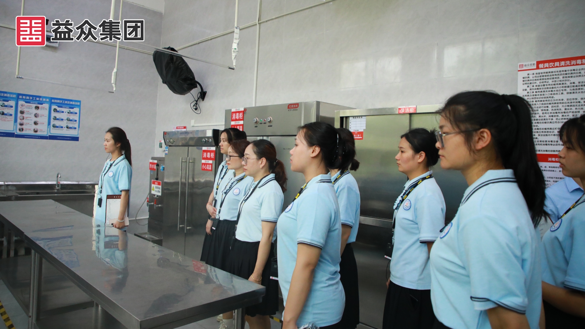 參觀(guān)益眾托管濱江小學(xué)校區(qū)廚房 (1)